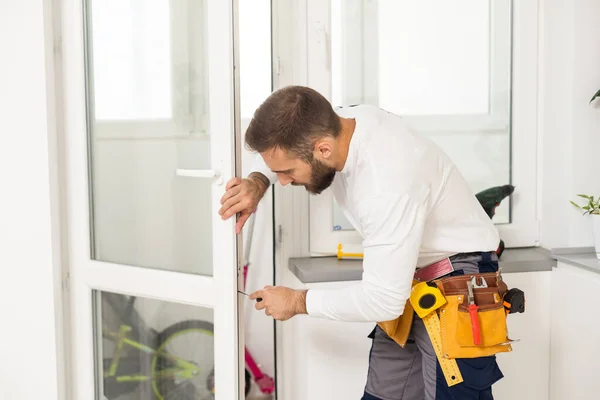 Hombre Servicio Instalando Ventana Con Destornillador —  Fotos de Stock