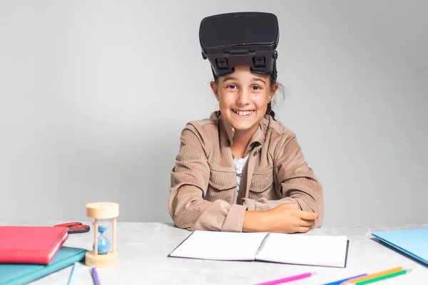 Sanal Gerçeklik Kulaklık Ile Küçük Kız Yenilik Teknoloji Eğitim Kavramı — Stok fotoğraf