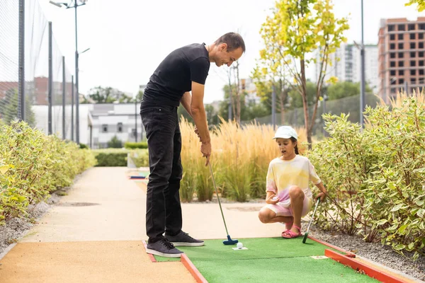 Fechar Jogador Jogar Mini Golfe Com Bola — Fotografia de Stock