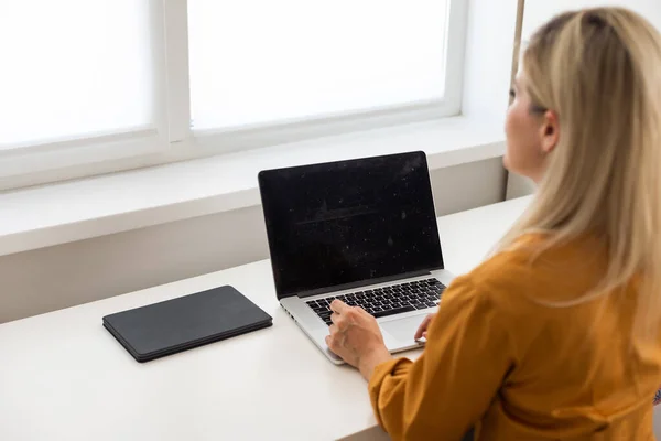 Mockup Beeld Van Een Vrouw Met Typen Laptop Met Blank — Stockfoto