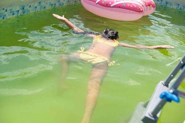 Κοριτσάκι Στο Πράσινο Νερό Της Πολύ Βρώμικης Πισίνας — Φωτογραφία Αρχείου
