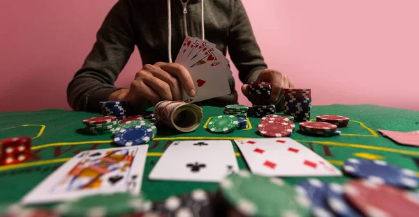 Homem Jogando Blackjack Mesa Fichas Apostas — Fotografia de Stock