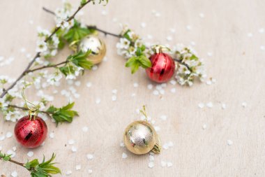 Noel süslemeleri ve çiçekli bir dal..