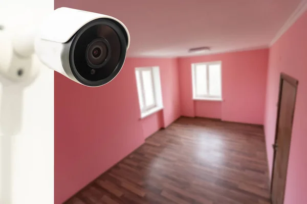 家の中でセキュリティカメラと現代の空のリビングルームのインテリア — ストック写真