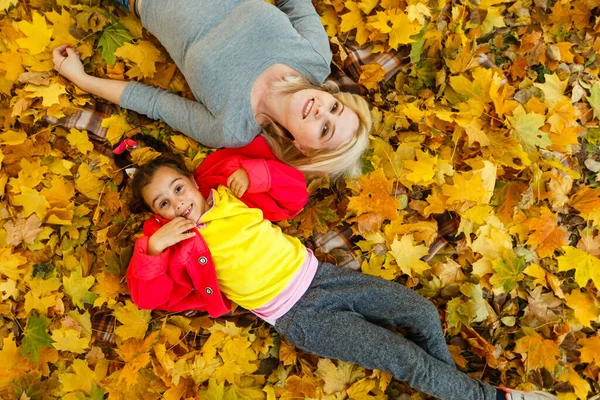 Mother Daughter Lying Leaves Autumn Park — Foto Stock