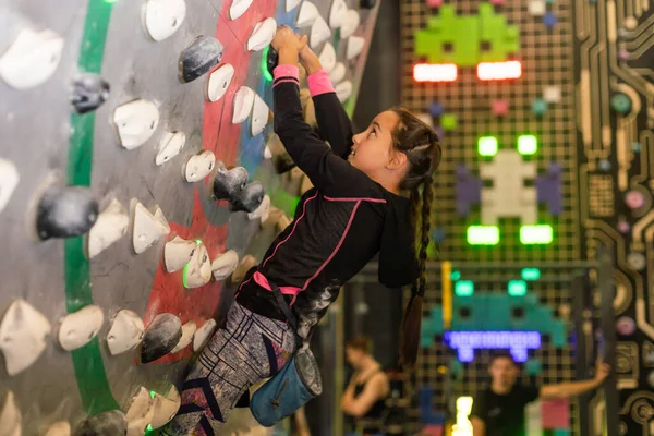 Bouldern Kleines Mädchen Klettert Die Wand Hoch — Stockfoto