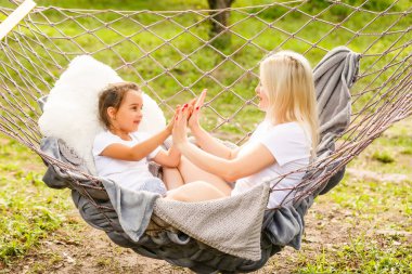 bir hamakta aile portresi