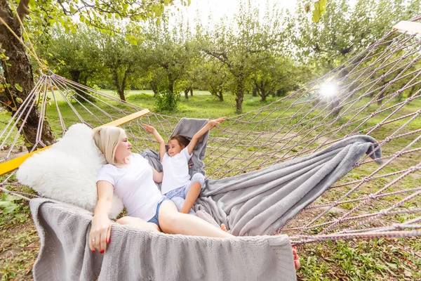 Bela Jovem Mãe Com Sua Filha Clareira Floresta Relações Familiares — Fotografia de Stock