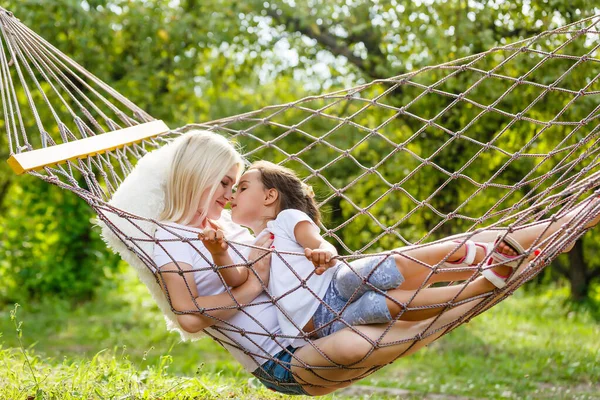 Fête Des Mères Bonne Mère Fille Détendre Ensemble Dans Hamac — Photo