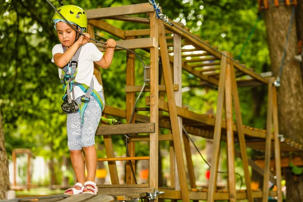 Ritratto Bambina Sorridente Casco Imbracatura Sentiero Nel Parco Corda Cielo — Foto Stock