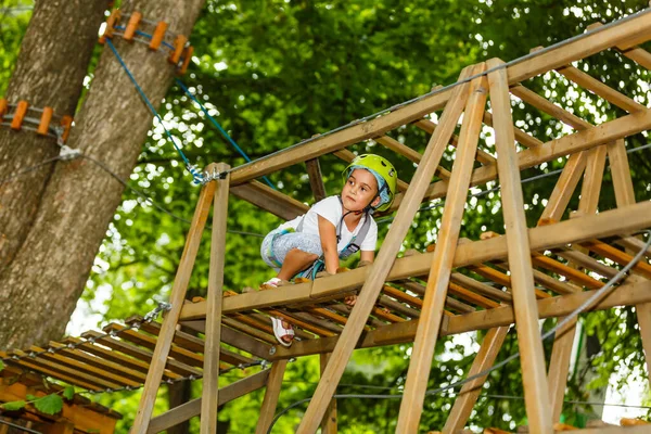 Glückliche Schulmädchen Genießen Einem Sommertag Aktivitäten Klettererlebnispark — Stockfoto