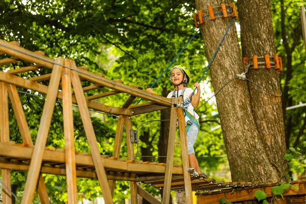 Glückliche Schulmädchen Genießen Einem Sommertag Aktivitäten Klettererlebnispark — Stockfoto