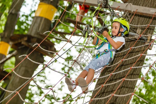 Adorabile Bambina Che Diverte Scalare Parco Avventura Una Calda Soleggiata — Foto Stock