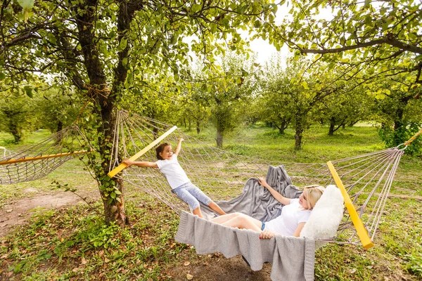 Bela Jovem Mãe Filha Deitando Relaxando Juntos Uma Rede Durante — Fotografia de Stock