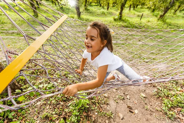 Menina Relaxante Rede Livre Acampamento Verão Conceito Férias — Fotografia de Stock