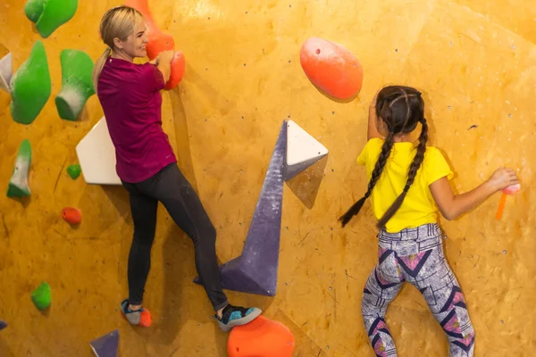 Instruktoren Helfen Kindern Beim Klettern Turnhalle — Stockfoto
