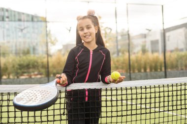 Küçük kız raket tenisi ile.