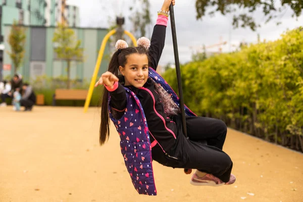 Mała Dziewczynka Jeździ Sprzęcie Zabawy Flying Fox Dziecko Dziewczynka Uśmiecha — Zdjęcie stockowe
