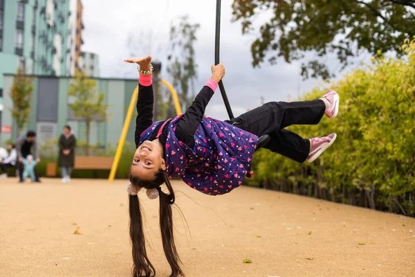 Pequena Menina Monta Equipamento Jogo Flying Fox Menina Criança Está — Fotografia de Stock