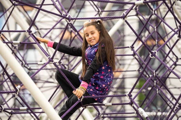 Retrato Uma Menina Parque Infantil Menina Jogando Labirinto — Fotografia de Stock