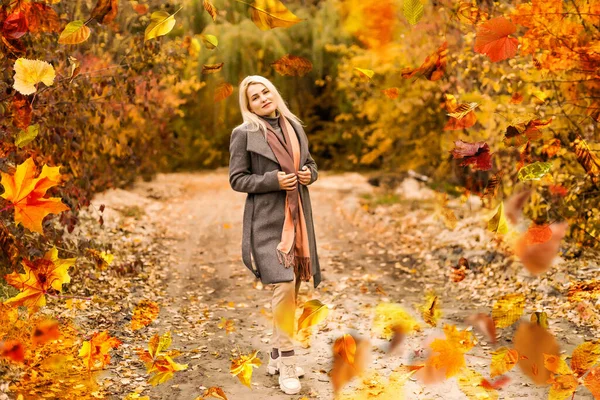 Beautiful Girl Walking Outdoors Autumn Smiling Girl Collects Yellow Leaves — Foto Stock