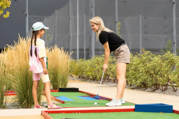 Mother Playing Her Cute Daughter Mini Golf Outdoor Playground — Zdjęcie stockowe