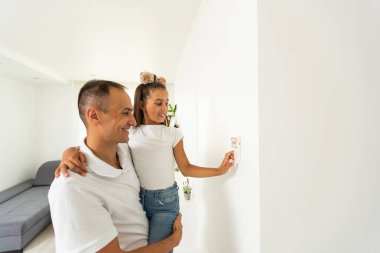 Akıllı ev ve modern oturma odası ile akıllı ekran.