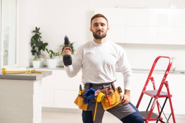 Profesyonel işçi odada merdivenleri çıkıyor.