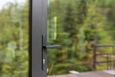 Modern dul camı, siyah alüminyum çerçeveli, modern ev..