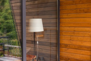 Modern dul camı, siyah alüminyum çerçeveli, modern ev..