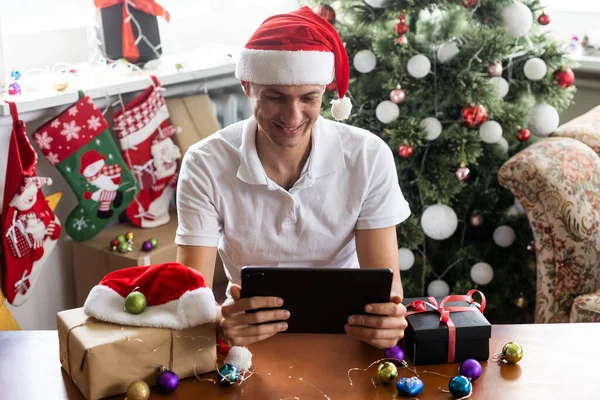 Hombre Casa Navidad Con Sombrero Santa Claus Con Tableta — Foto de Stock