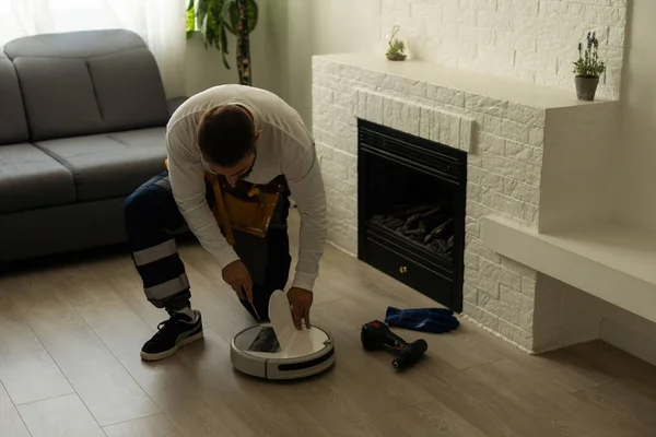 Işleri Teknoloji Konsepti Robot Elektrik Süpürgesinin Bakımı Bakımı Temizlik Onarım — Stok fotoğraf