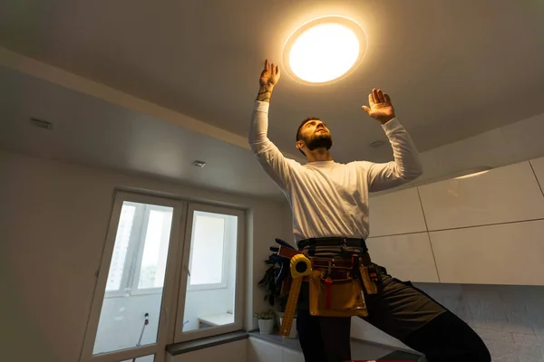 Trabalhador Eletricista Homem Montando Lâmpadas Elétricas Novo Apartamento — Fotografia de Stock