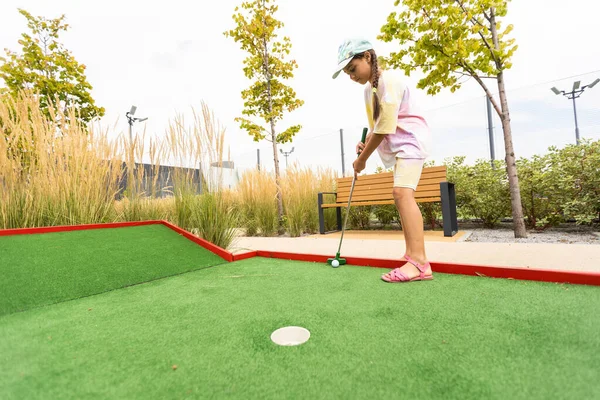 Cute Little Girl Miniature Golf Course — Foto Stock