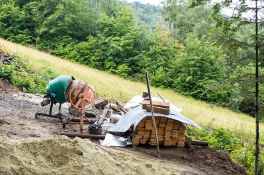 Evin yanına ahşap malzemeler yapıyor. Ahşap ev inşa etme süreci. Çerçeve inşaatı. İnşaat alanında kereste. Konsept: İnşaat için kereste satışı. Kereste satışı.
