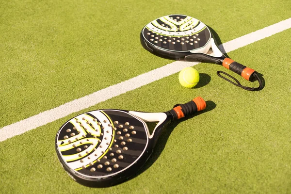 Yellow Balls Grass Turf Padel Tennis Racket Net Green Court — Stock fotografie