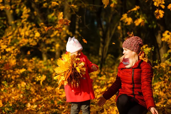 Mãe Filha Divertindo Parque Outono Entre Folhas Caindo — Fotografia de Stock