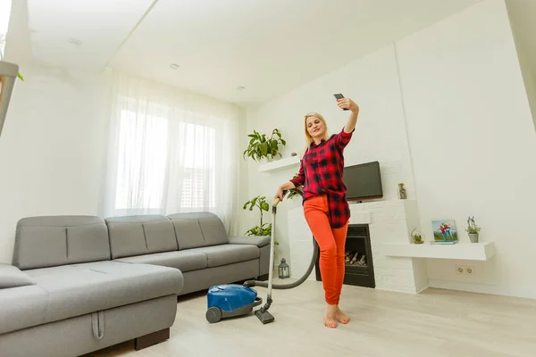 Žena Úklid Podlahy Vysavač Moderním Bílém Obývacím Pokoji — Stock fotografie