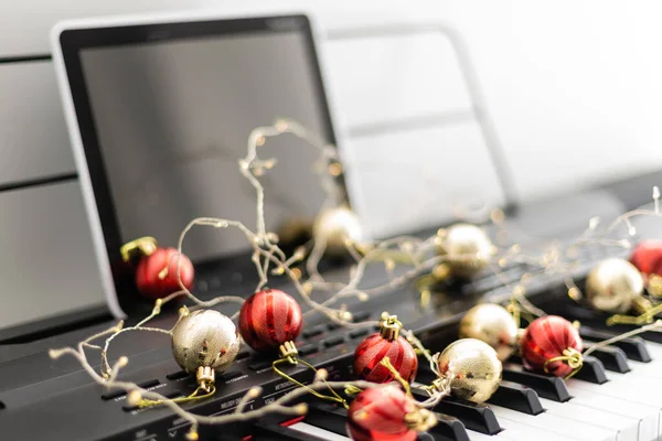 Piano Keys Christmas Decorations Closeup — Stock Photo, Image