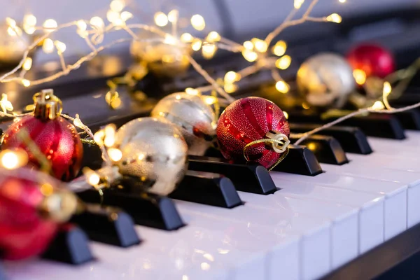 Teclado Piano Com Grinalda Natal Close — Fotografia de Stock