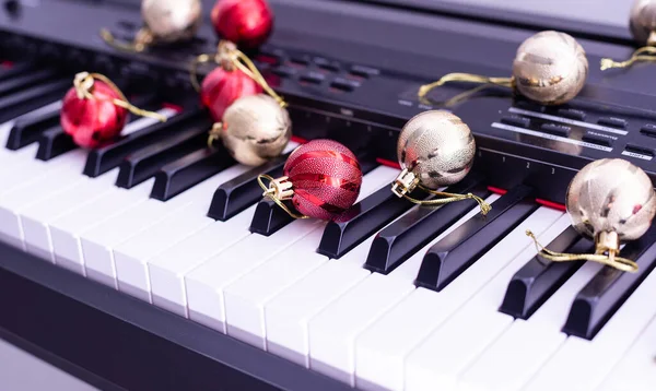 Kompozycja Sylwestrowa Syntezatorze Muzycznym Światła Girlandy Wesołych Świąt Szczęśliwego Nowego — Zdjęcie stockowe