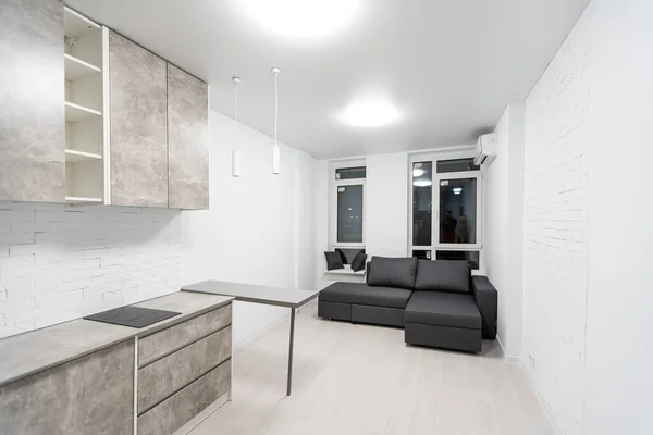 Moderno Apartamento Estudio Con Cocina Pequeña Sofá —  Fotos de Stock