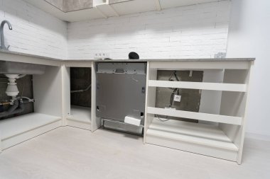 yenilendikten sonra yeni mobilya kurulumu