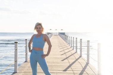 Kızıl Deniz 'de spor yapan kadın..