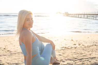 Deniz kenarında germe fitness kadın portresi.