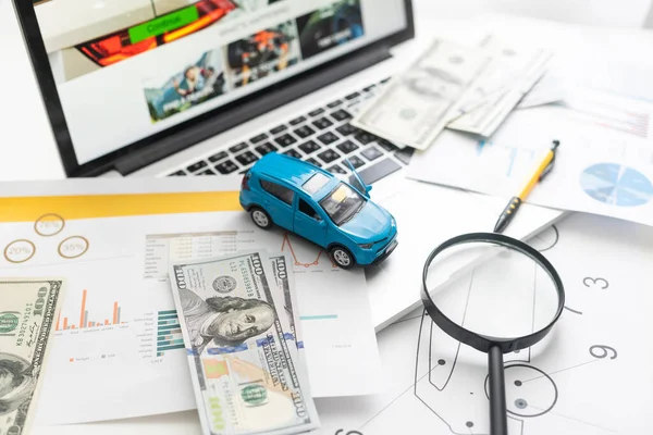 Speelgoedauto Voor Bankbiljetten Als Achtergrond — Stockfoto