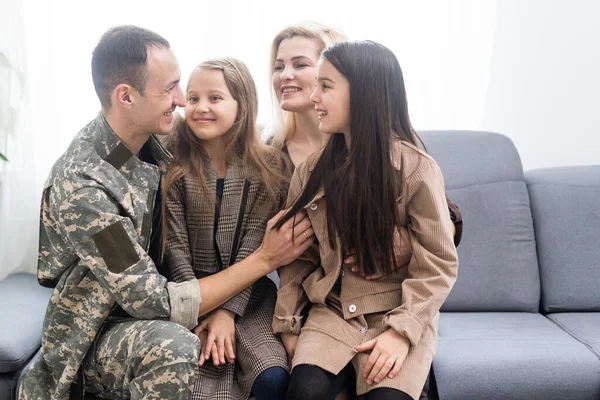 Családi Üdvözlés Katonai Apa Haza Szabadságra — Stock Fotó