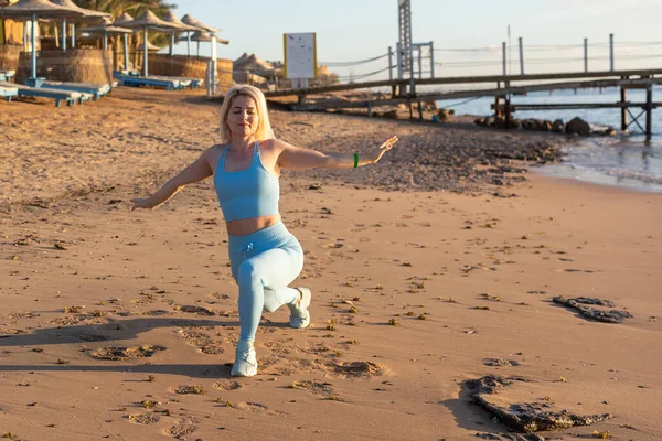 Ritratto Donna Forma Fisica Che Allunga Fuori Mare — Foto Stock