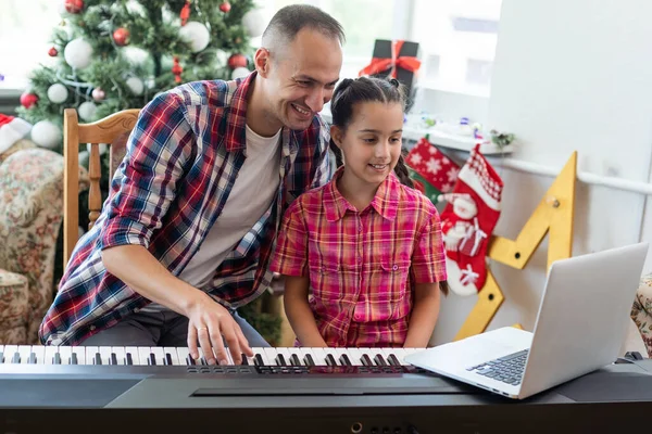 Père Fille Jouant Piano Noël — Photo