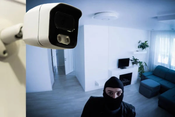 安全摄像头概念 小偷房间里的摄像头 — 图库照片